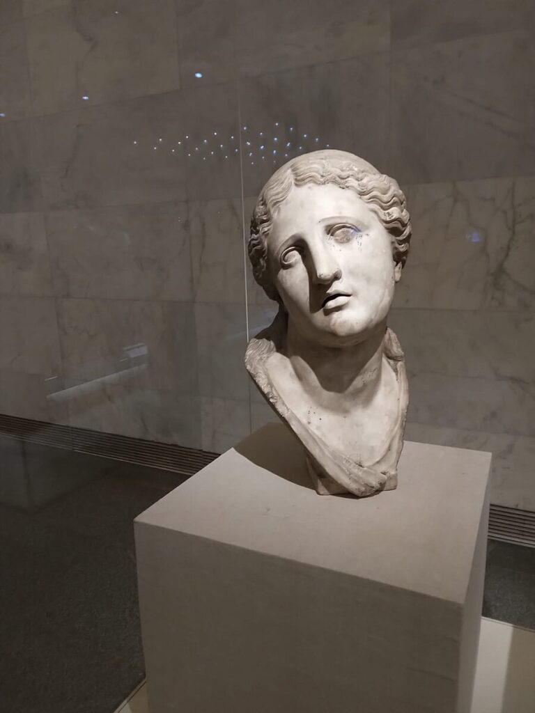 cleopatra head statue 