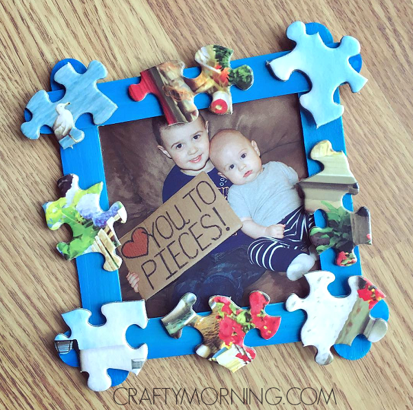 Photo frame with puzzle pieces -- father's day crafts for kids